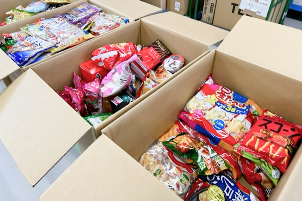 食品を郵送する様子